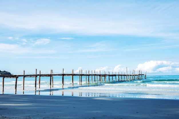 Ponte di legno sulla spiaggia.