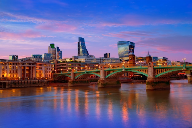 Ponte di Londra Southwark di tramonto dell&#39;orizzonte di Londra