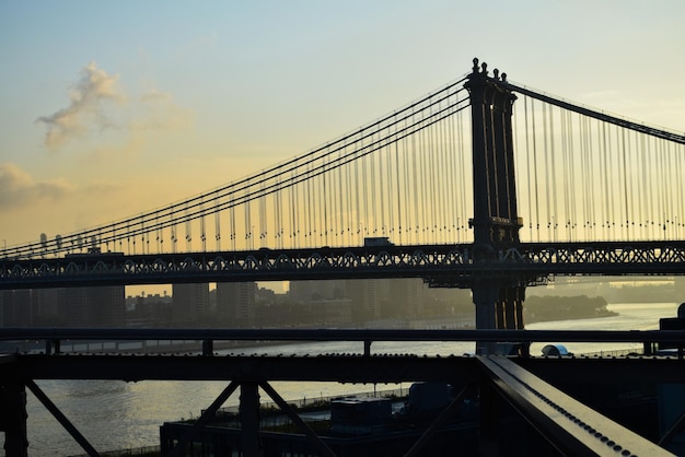 Ponte di Manhattan durante l'alba, Brooklyn, New York