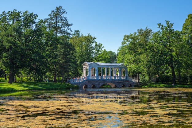 Ponte di marmo in Catherine Park a Tsarskoye Selo, San Pietroburgo, Russia