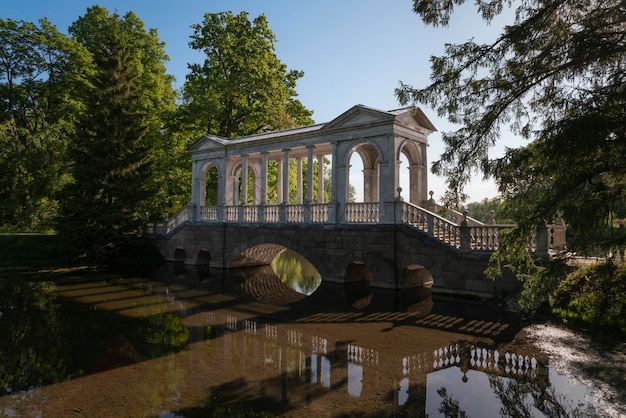 Ponte di marmo nel parco di Caterina di Carskoe Selo in un giorno d'estate Pushkin San Pietroburgo Russia