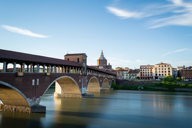 ponte di mattoni sul fiume