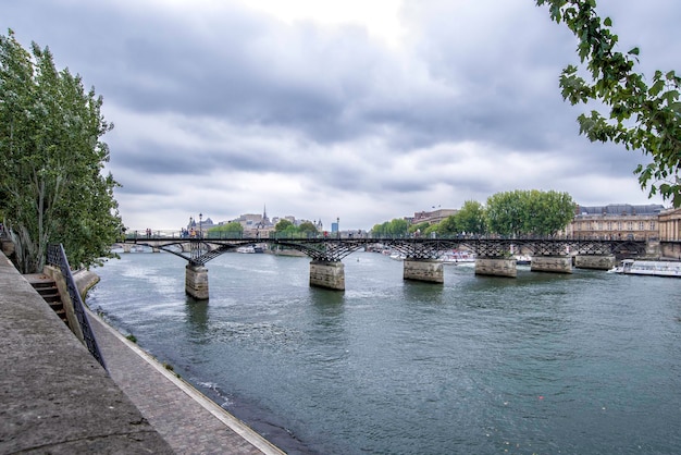 ponte di metallo con un ponte di legno a Parigi, Francia.