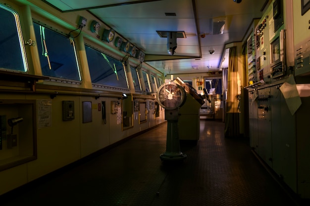 Ponte di navigazione su una grande nave da carico. Timoneria sulla nave.