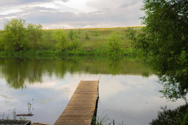 Ponte di pesca sul fiume ormeggio per barche sul lago