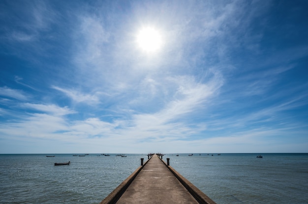 Ponte di pesce con orizzonte infinito a chanthaburi thailandia.