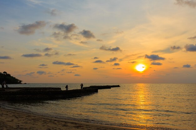 Ponte di pietra davanti al fondo di tramonto a Koh Chang Island Trat Province, Tailandia