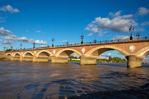 Ponte di pietra in Francia pont de pierre nella città di Bordeaux Aquitania sud-ovest francese