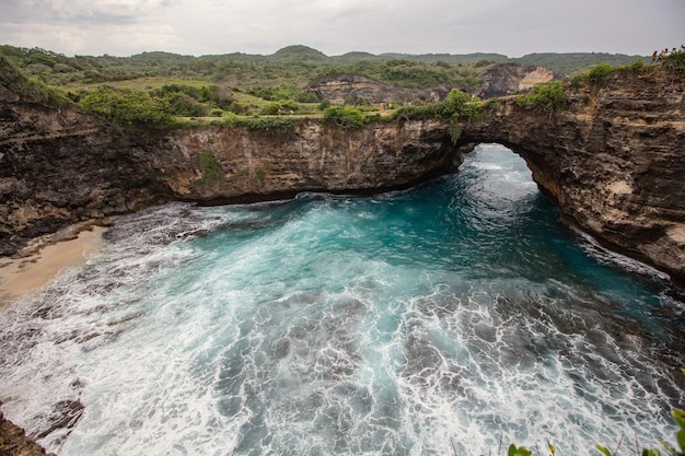 Ponte di pietra naturale, Laguna Blu, Nusa Penida, Bali, Indonesia