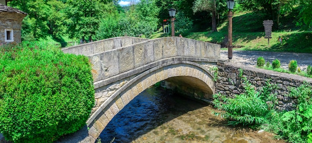 Ponte di pietra nel villaggio di Etar, Bulgaria