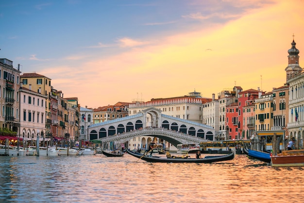 Ponte di Rialto a Venezia, Italia al crepuscolo