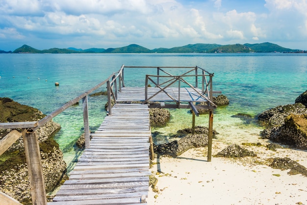 Ponte di roccia e legno isola tropicale sulla spiaggia