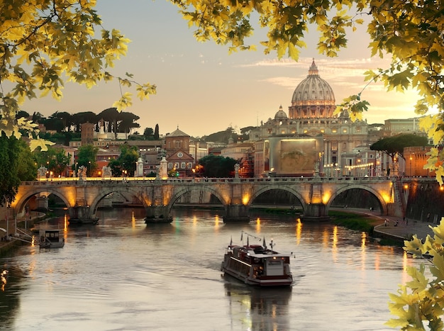 Ponte di Sant'Angelo vicino al Vaticano in autunno al tramonto