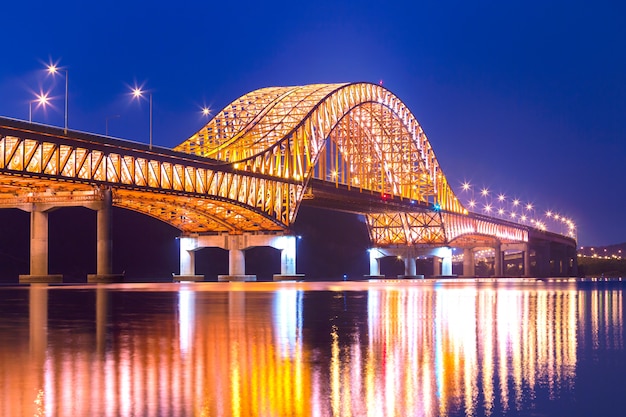 Ponte di Seoul Banghwa ponte bellissimo fiume Han di notte, Seoul, Corea del Sud.