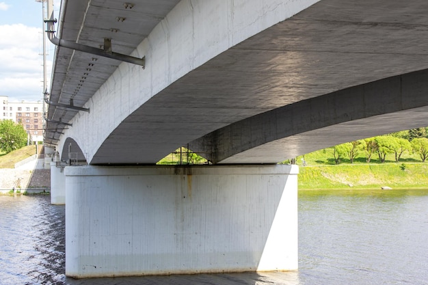 Ponte di trasporto in cemento armato attraverso la vista dal basso del fiume