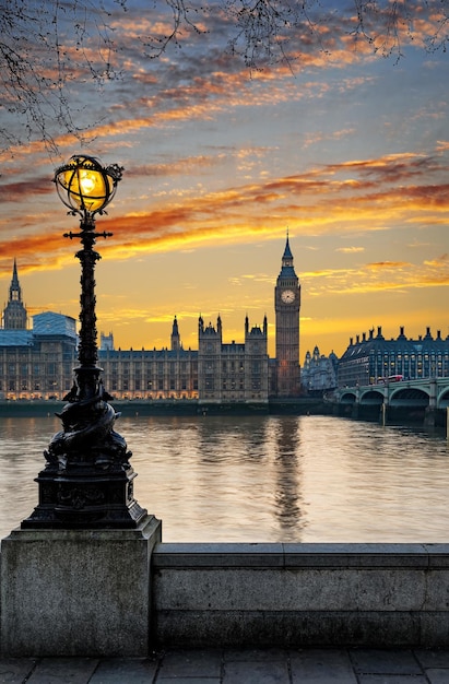 Ponte di Westminster da Big Ben sul fiume Tamigi contro il cielo durante il tramonto in città