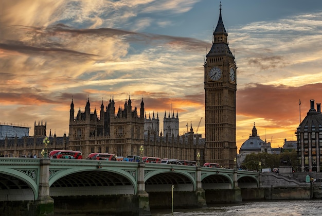 Ponte di Westminster sul fiume contro il cielo durante il tramonto
