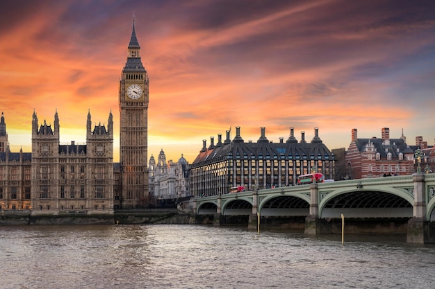 Ponte di Westminster sul fiume Tamigi da Big Ben contro il cielo nuvoloso durante il tramonto in città