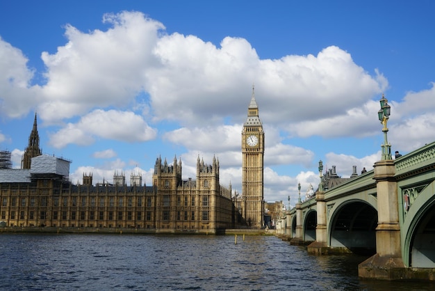 Ponte di Westminster sul fiume Tamigi da Big Ben contro il cielo