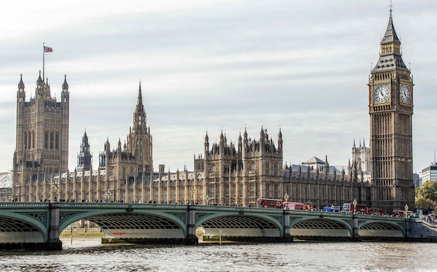 Ponte di Westminster sul fiume Tamigi da Big Ben e le case del parlamento contro il cielo