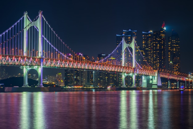 Ponte e Haeundae di Gwangan nella città di Busan, Corea del Sud.