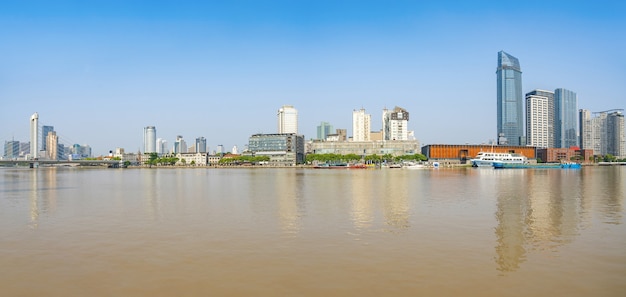 Ponte e skyline della città a Ningbo, Cina