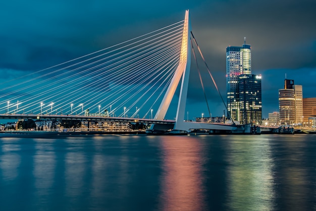 Ponte Erasmus illuminato di notte