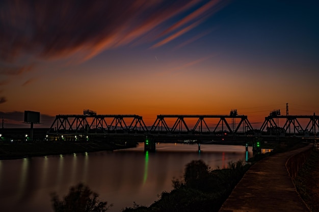 Ponte ferroviario ad alta velocità al crepuscolo