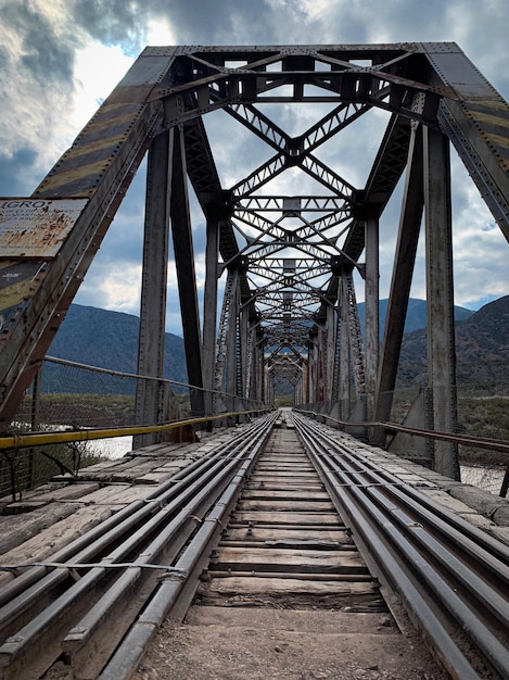 Ponte ferroviario contro il cielo