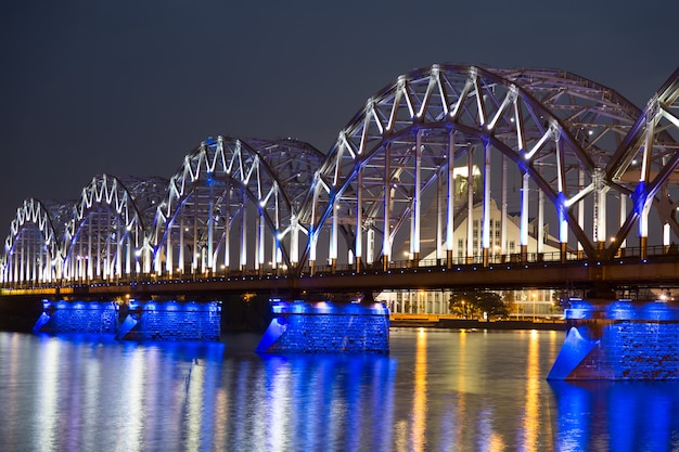 Ponte ferroviario di notte a Riga, Lettonia