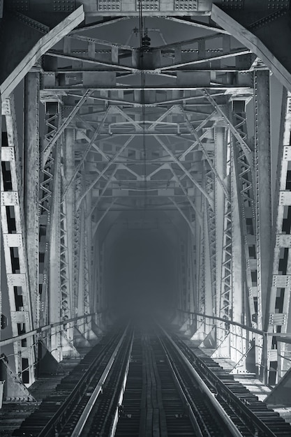 Ponte ferroviario illuminato di notte