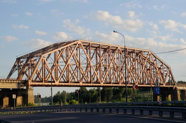 Ponte ferroviario sul canale Volga di Mosca in una soleggiata mattina d'estate Regione di Mosca Russia