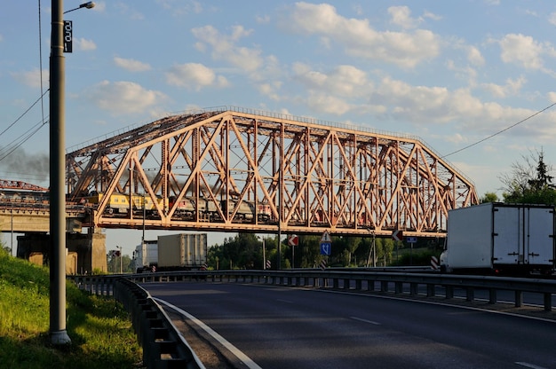 Ponte ferroviario sul canale Volga di Mosca in una soleggiata mattina d'estate Regione di Mosca Russia