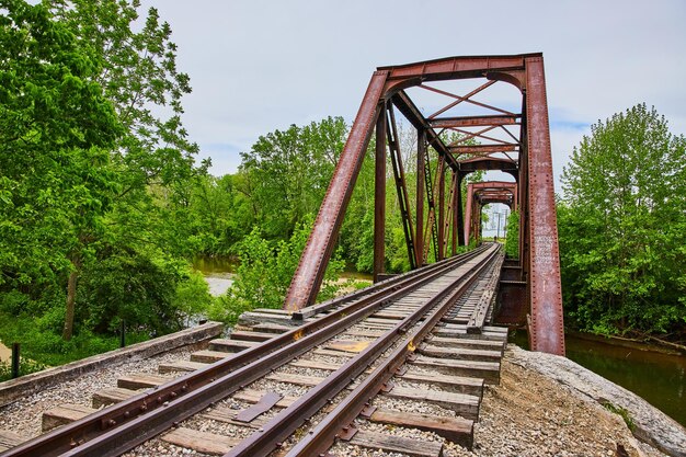 Ponte ferroviario sul fiume Kokosing con una persona che cammina sui binari all'altra estremità del ponte