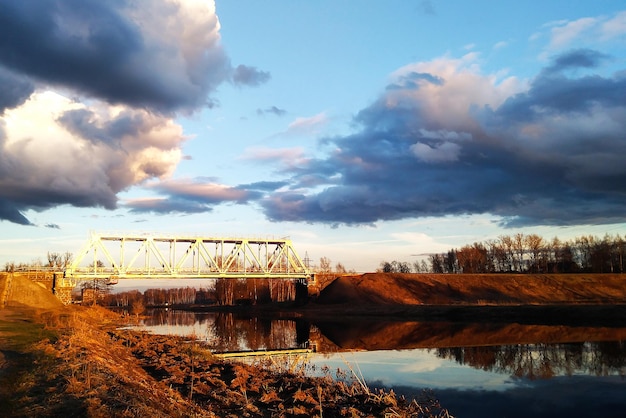 Ponte ferroviario sul fiume