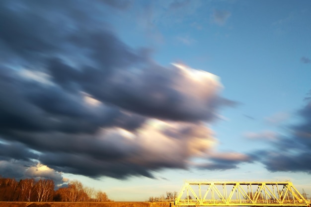 Ponte ferroviario sul fiume