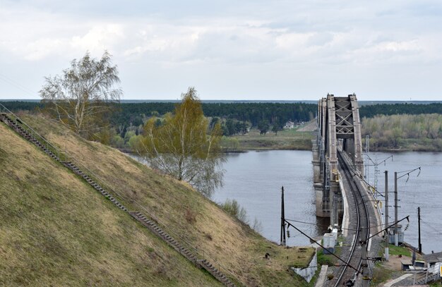 ponte ferroviario sul fiume