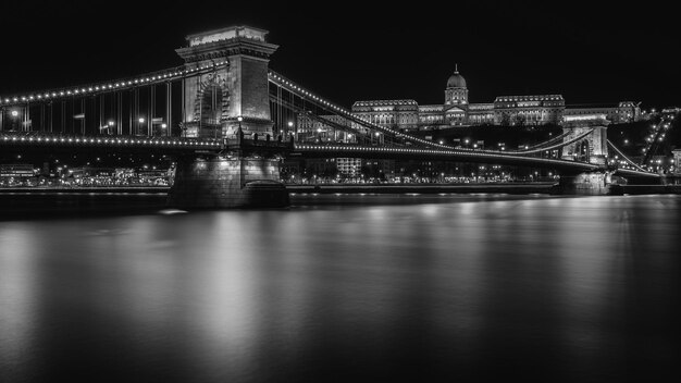 Ponte illuminato sul fiume di notte