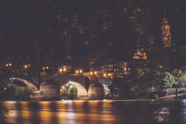 Ponte illuminato sul fiume di notte