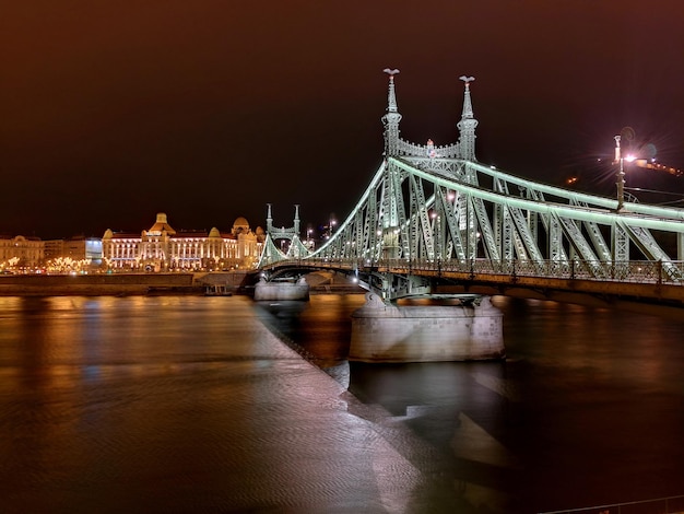 Ponte illuminato sul fiume di notte