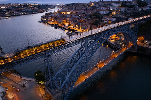 Ponte illuminato sul fiume in città