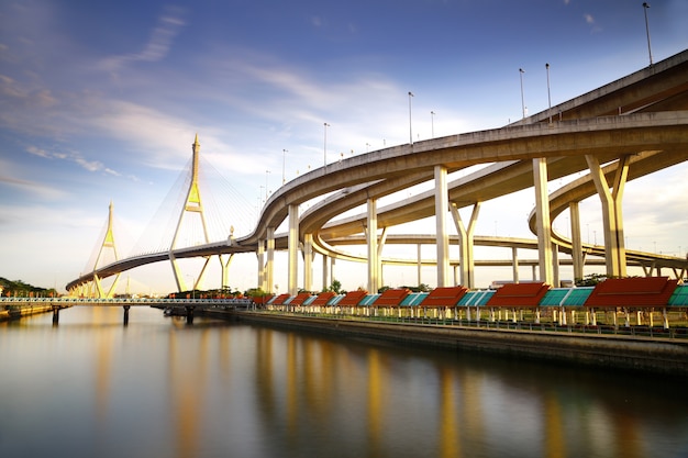 Ponte in Tailandia, il ponte attraversa il fiume Chao Phraya due volte nel cielo blu.