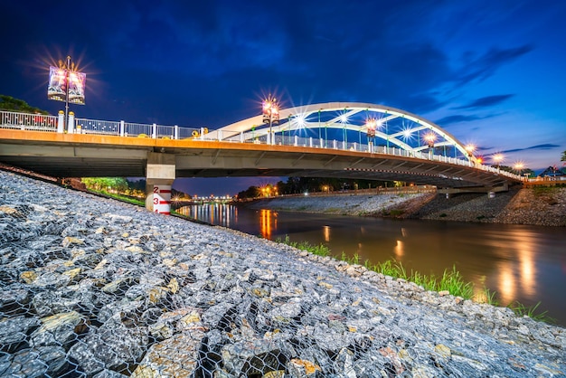 Ponte leggero sul fiume Nan Ponte del palazzo Chan Nuovo punto di riferimento È un importante turista è l'attrazione dei luoghi pubblici PhitsanulokThailandvivid Tramonto drammatico di Twilight