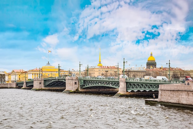 Ponte levatoio Palace Bridge durante il giorno San Pietroburgo Russia