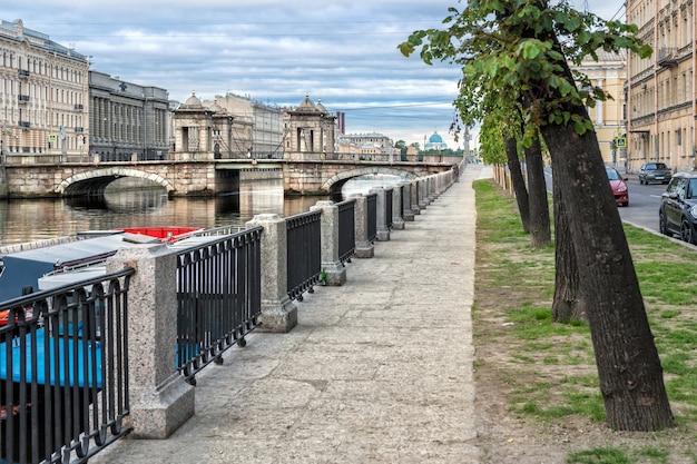 Ponte Lomonosov a San Pietroburgo attraverso il fiume Fontanka e l'argine