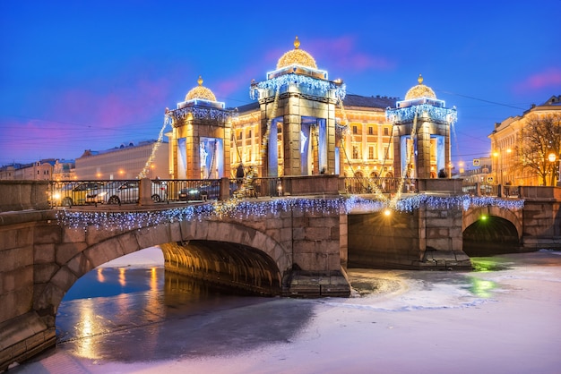 Ponte Lomonosov sul fiume Fontanka e decorazioni di Capodanno nel cielo di San Pietroburgo