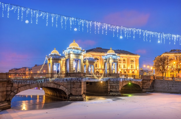 Ponte Lomonosov sul fiume Fontanka e decorazioni di Capodanno nel cielo di San Pietroburgo