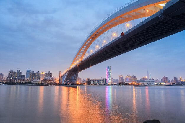 Ponte Lupu al calar della notte sul fiume huangpu a shanghai xA