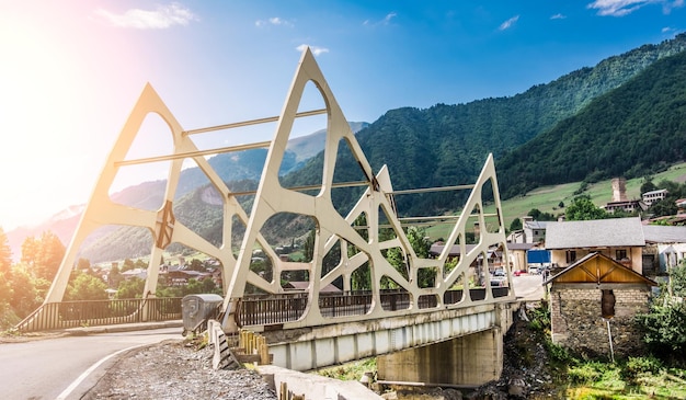 Ponte moderno a Mestia Georgia