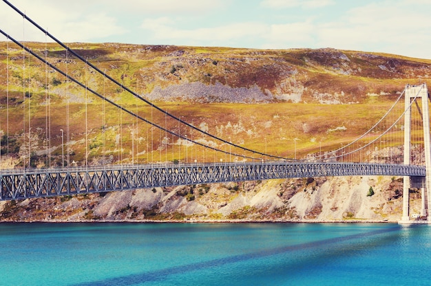 Ponte nelle montagne della Norvegia, stagione estiva. Concetto di viaggio